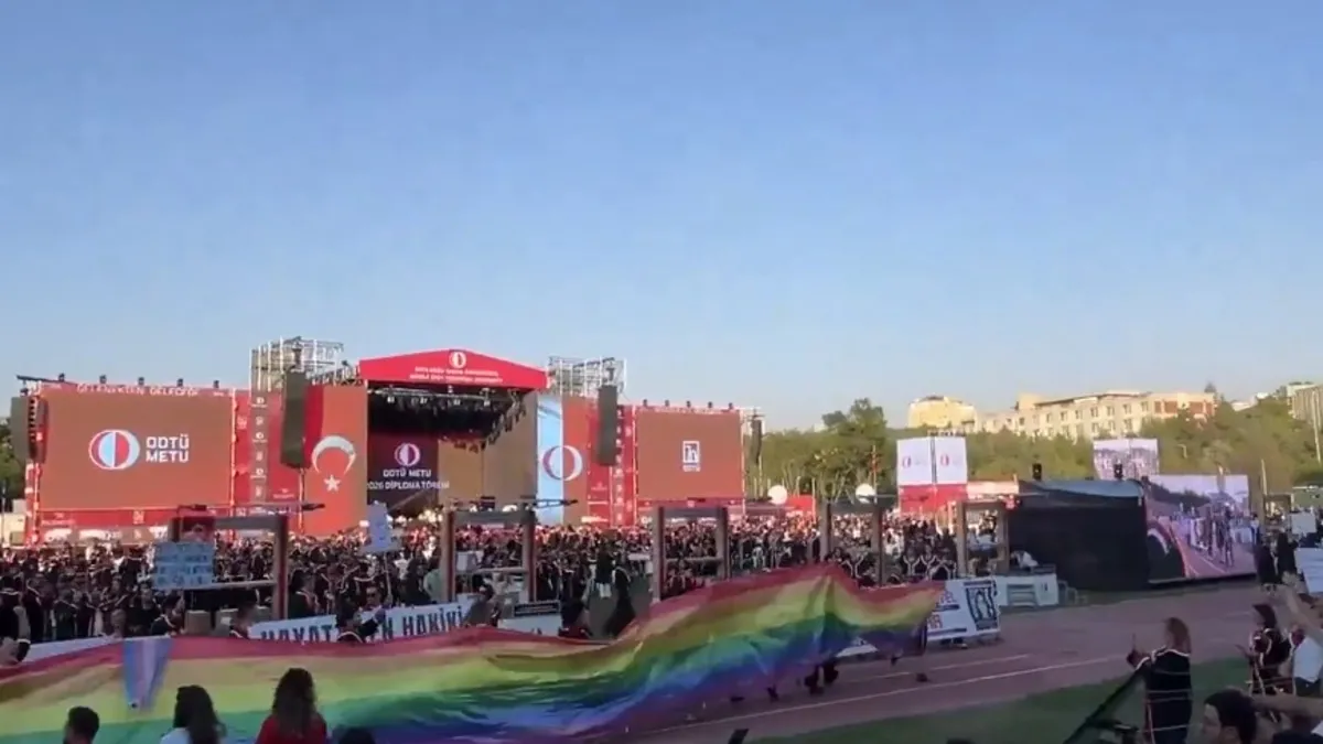 ODTÜ mezuniyet töreninde LGBT bayraklı provokasyon! Ayet açana yasak paçavra açana serbest