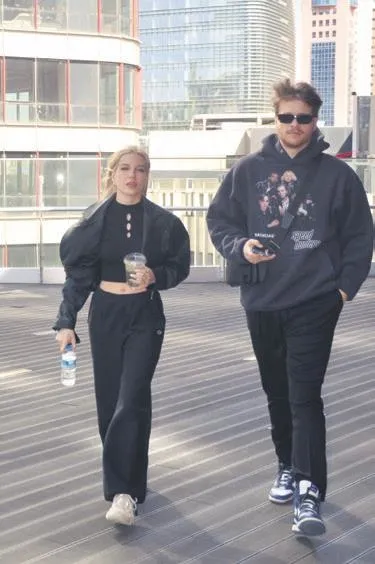 dilan-cicek-deniz-sirt-bolgesindeki-yana-dogru-egilmeden-dolayi-skolyoz-ameliyati-olacak-1650050623715.jpeg Dilan Çicek Deniz sırt bölgesindeki yana doğru eğilmeden dolayı skolyoz ameliyatı olacak-8