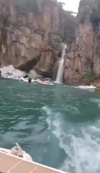 brezilyada-turist-teknesinin-uzerine-dev-kaya-dustu-7-olu-1641707931742.jpg Brezilya'da turist teknesinin üzerine dev kaya düştü: 7 ölü-6