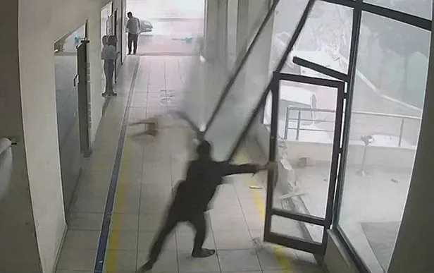 kucukcekmecede-yasanan-firtinanin-etkisi-kamerada-is-yerinin-kapisi-sokuldu-calisan-yere-savruldu-1699972502509.jpeg Küçükçekmece'de yaşanan fırtınanın etkisi kamerada: İş yerinin kapısı söküldü çalışan yere savruldu-4