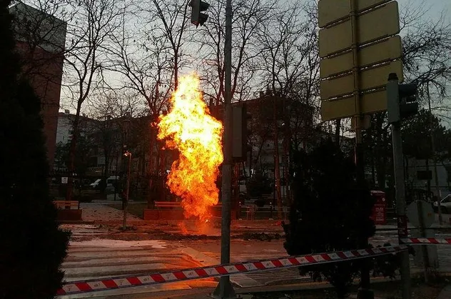 Ankara'da doğalgaz borusu patladı! Alev alev...