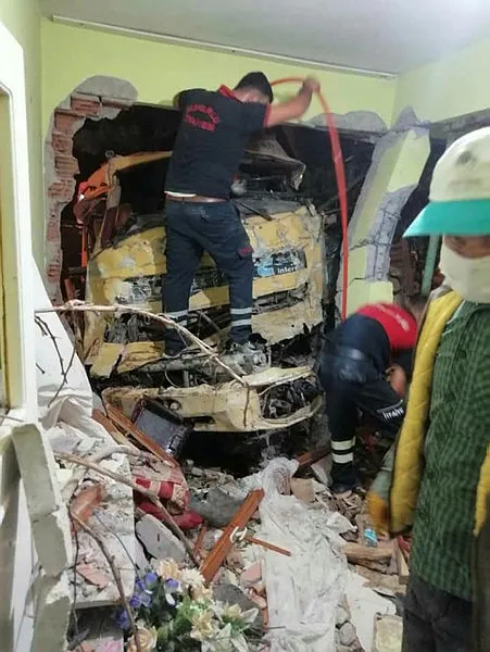 corumda-freni-patlayan-vinc-eve-girdi-1602620034120.jpg Çorum'da freni patlayan vinç eve girdi-3