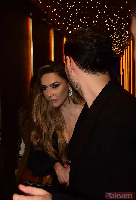 Hande Erçel ve Hakan Sabancı dudak dudağa yakalandı "Hem öpüp hem de kaydını mı alıyor o" Hande o anları kayıt altına alınca... - 15