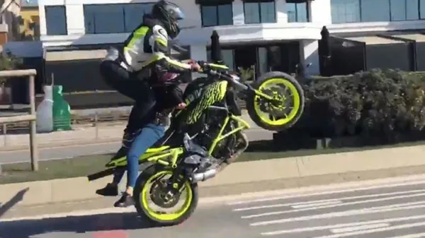 Maltepe sahilde şok görüntü! Sevgilisini sırtüstü motosiklete yatırıp tek teker üstünde gitti-1