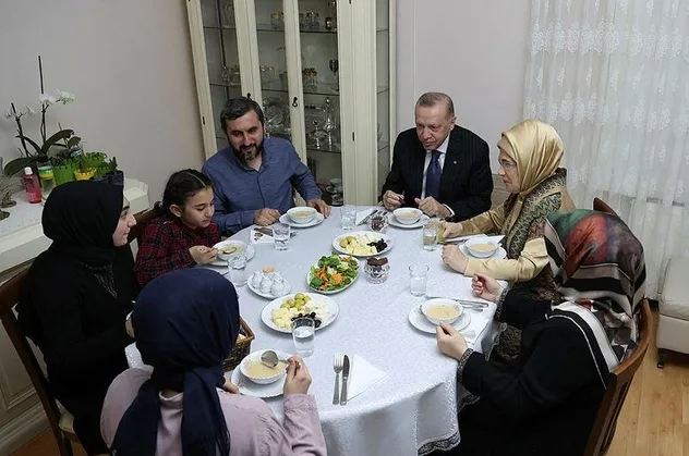 Başkan Erdoğan'ı iftarda evinde ağırlayan aile konuştu: "Samimi yaklaşımları farkını ortaya koyuyor"