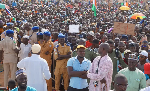 nijerde-binlerce-kisi-fransayi-protesto-etti-topraklarimizda-fransiz-askerlerini-istemiyoruz-1693738119015.jpg Nijer’de binlerce kişi Fransa’yı protesto etti: Topraklarımızda Fransız askerlerini istemiyoruz-1