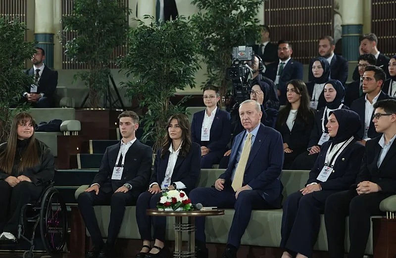turkiye-yuzyili-kapsaminda-genclerle-kol-kola-baskan-erdogan-hepinize-parlak-gelecek-diliyorum-1779221147048.jpeg Türkiye Yüzyılı kapsamında gençlerle kol kola! Başkan Erdoğan: Hepinize parlak gelecek diliyorum-9