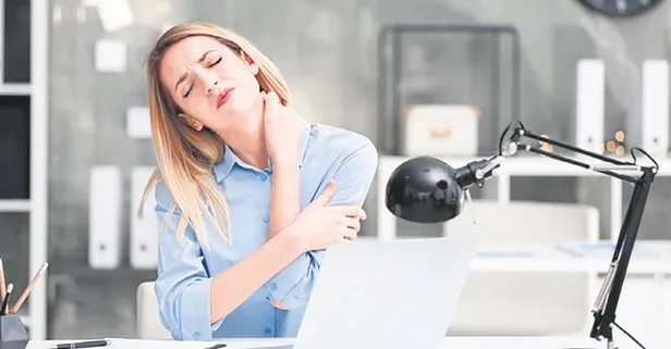 Sinir sıkışması masa başında: Uzun saatler çalışmak hastalığı çağırıyor!