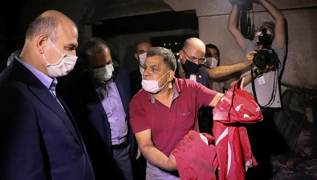 hatayda-tum-ev-yandi-bir-tek-turk-bayragi-zarar-gormedi-1602443063397.jpeg Hatay'da tüm ev yandı bir tek Türk bayrağı zarar görmedi!-3