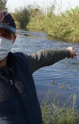 Dereler kırmızıya boyandı! 'Elinizi koyarsanız yara çıkar, hasta olursunuz'