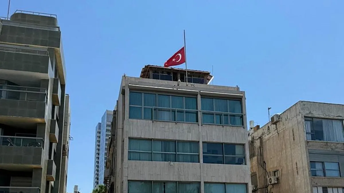 Tel Aviv'de Türk bayrakları Haniye için yarıya indi siyonist bakanlar kudurdu! İsrail'e sert tepki: "Diplomatları tehdit ederek barışa ulaşamazsınız"