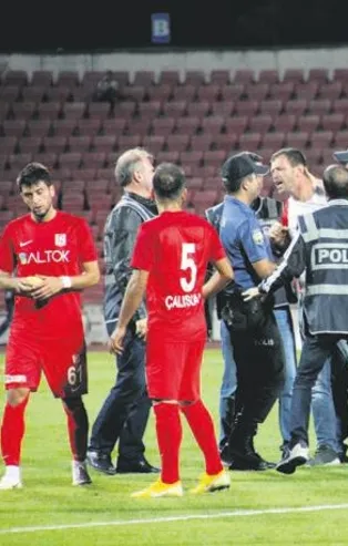 Balıkesir’de olay çıktı maç yarıda kaldı!
