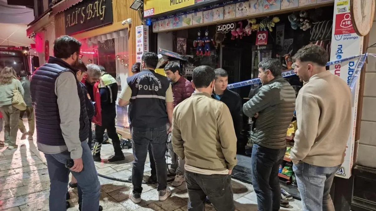 Bodrum'da cinnet anları: Gözü dönen adam kardeşinin bulunduğu marketi ateşe verdi! Ölü ve yaralı var