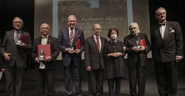 yilin-ataturkcusu-ugur-dundar-odulunu-baskan-erdogana-ve-cumhurbaskanligi-makanina-hakaret-eden-sedef-kabasa-i-1643726664413.jpeg Demokrasi havarisi sözde Atatürkçü Uğur Dündar ödülünü Başkan Erdoğan'a ve makamına hakaret eden Sedef Kabaş'a ithaf etti-2