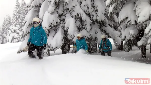 Uludağ'da araçlar kar altında kayboldu! Sürücüler jandarmadan yardım istedi - 18