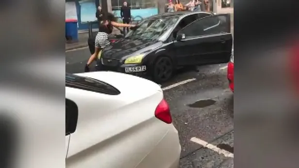 Sokak ortasında rezalet! Topuklu ayakkabı terörü... Genç kadını görenler inanamadı-6