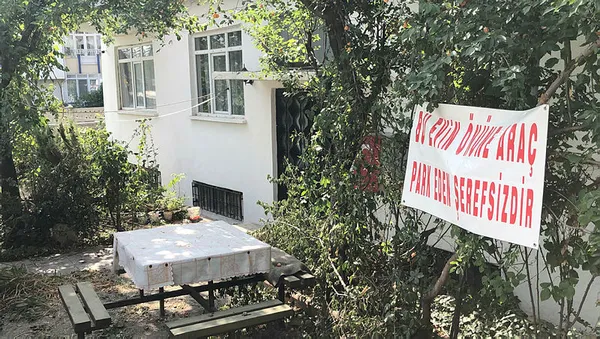 1631621736868.jpg Komşularına kızdı evine astı! Pankarttaki yazıyı görenler şoka girdi-3