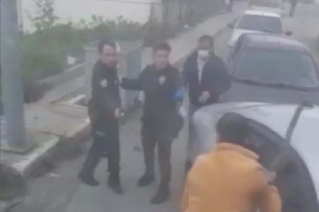 Son dakika: Arnavutköy'de bekçiye sopayla saldıran Y.D. suç makinası çıktı! Olay anı kamerada