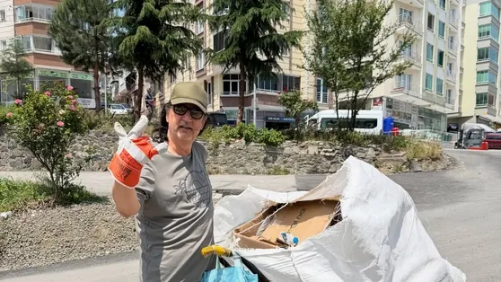 Şarkıcı Çelik bu kez de sokaklardan çöp topladı! Serpil Hanım’ın bir günlük yol arkadaşı oldu