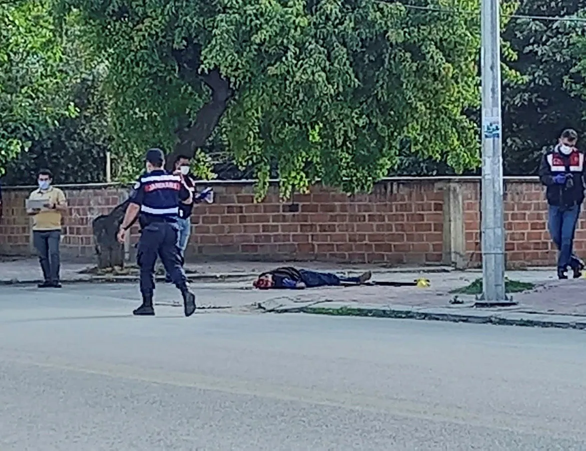 Hasmını sokak ortasında infaz ettikten sonra intihar etti