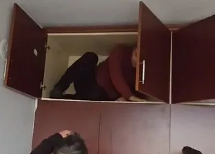 Polis suçluyu gardıropta enseledi! - VİDEO