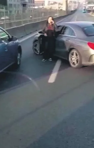 Kadıköy D-100'de hareketli dakikalar! Otobüsün önünü kesti yolu trafiğe kapattı