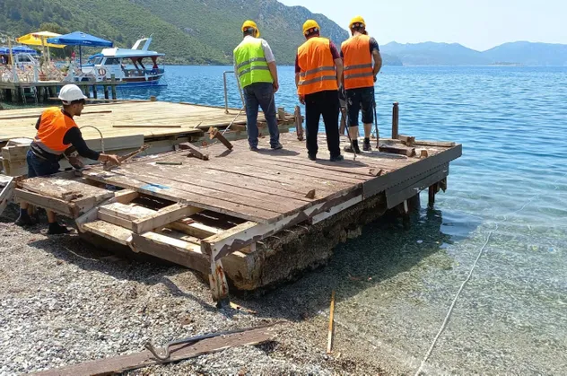 Muğla Marmaris'te kaçak iskeleler yıkılıyor