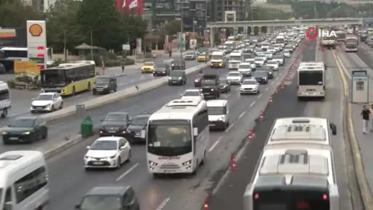 İstanbul’da okullar açıldı trafikte yoğunluk oluştu