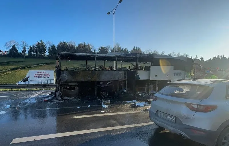 Yolun ortasında cayır cayır yandı (AA)
