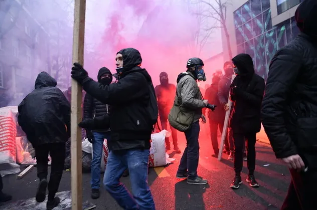 Paris karıştı! Fransa'da protestocular yeniden sokağa döküldü!