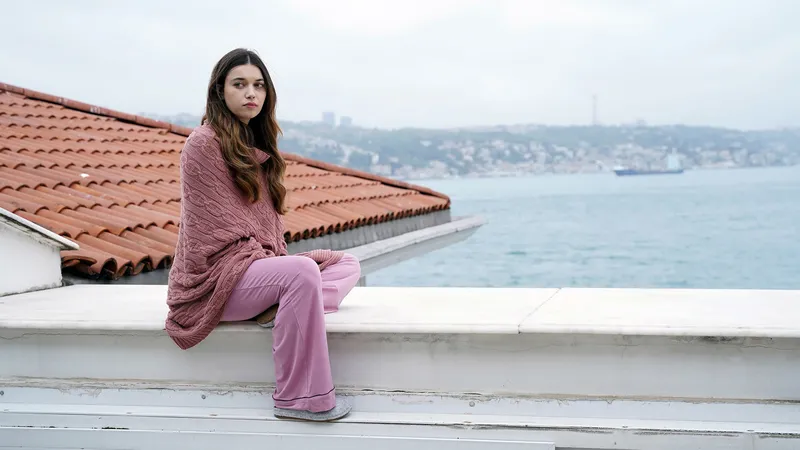 yali-capkininda-3-senarist-degisikligi-bu-sefer-isler-cok-farkli-olacak-ferit-ve-seyran-yeni-sezonda-1722171585370.jpg Yalı Çapkını'nda 3. senarist! Bu sefer işler çok farklı olacak! Ferit ve Seyran yeni sezonda...-3