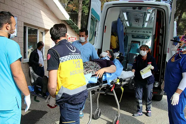 manisada-minibusun-devrildi-biri-bebek-5-kisi-yaralandi-1603203454877.jpg Manisa'da minibüsün devrildi: Biri bebek, 5 kişi yaralandı-4