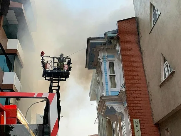 SON DAKİKA: Kadıköy’de üç katlı tarihi konak alev alev yandı-3