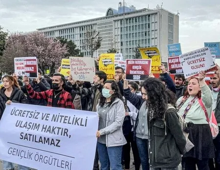 İBB binasının önünde protesto