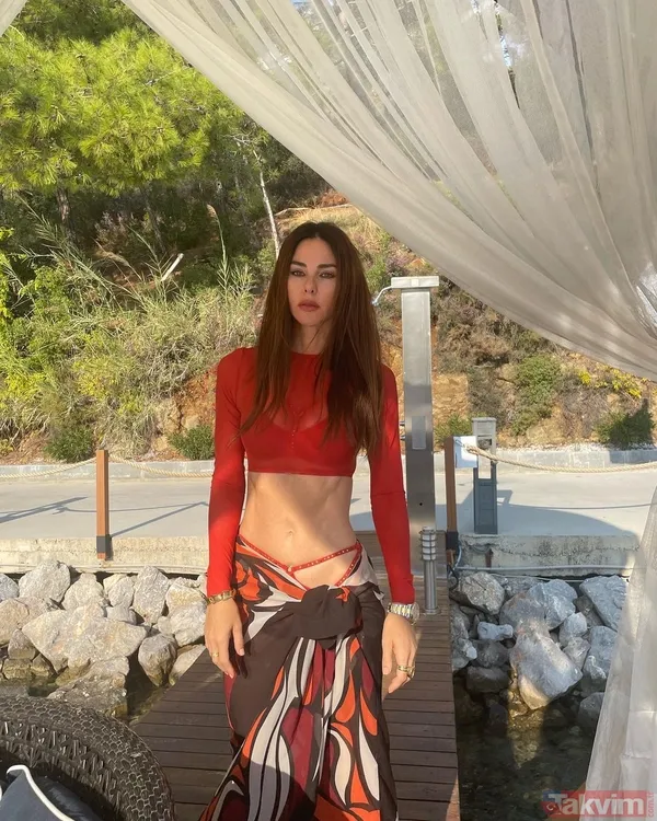 50'lik Defne Samyeli şezlong pozuyla gündemde! Bikinisinin üstüne kırmızı transparanını giyip tatil pozlarını verdi! Yorum yağdı... - 7