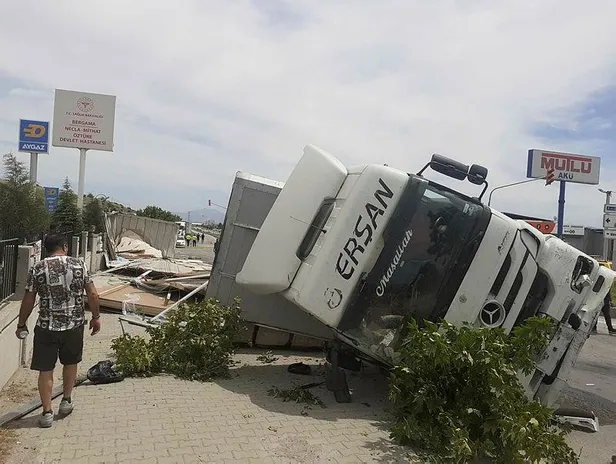 İzmir'de feci kaza: Kaldırımda yürürken tırın altında kalan iki kişi öldü-5