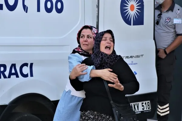 oglunun-acisina-dayanamayip-cenaze-aracini-open-anne-yurekleri-dagladi-1662981157017.jpeg Oğlunun acısına dayanamayıp cenaze aracını öpen anne yürekleri dağladı-4