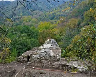 Toprak altında bulundu! Defineciler göbek taşını bile parçalamış