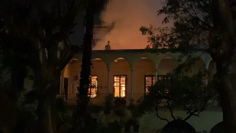 Hatay İskenderun'da yangın paniği! Hareketli dakikalar yaşandı! Tarihi bina alev alıp kül oldu!-1