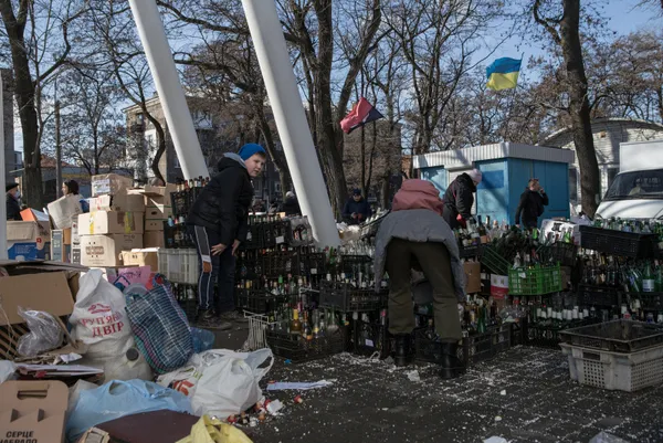 son-dakika-ukraynalilar-direniyor-rus-isgaline-karsi-bira-fabrikasini-molotof-kokteyl-fabrikasina-cevirdiler-1646027809783.jpg Ukrayna Genelkurmay Başkanlığı paylaştı! Molotofu tankların neresine atmalısınız?-4