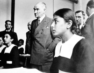 Atatürk ile aynı karede yer alan kız kim? Herkes onu kitaplardan tanıyor...