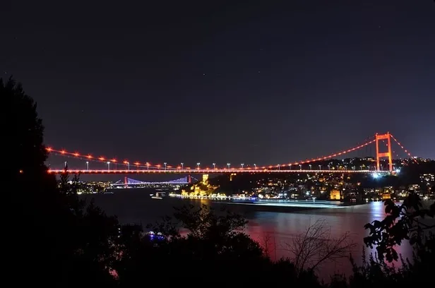 istanbulda-kopruler-dmd-hastaligi-farkindaligi-icin-kirmizi-renkle-aydinlatildi-1599532555612.jpeg İstanbul'da köprüler DMD hastalığı farkındalığı için kırmızı renkle aydınlatıldı-2