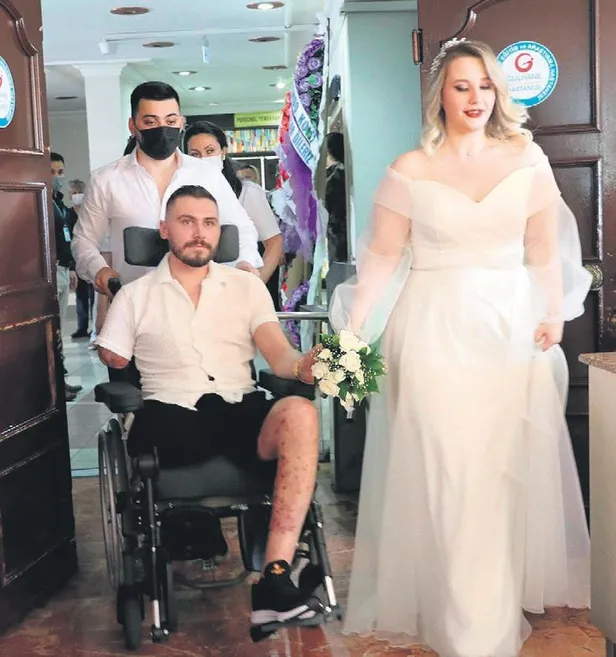 vatan-icin-kolunu-ve-bacagini-kaybeden-uzman-cavus-ibrahim-yuzer-esinin-elini-ilk-kez-protez-elle-tuttu-1645391265571.jpeg Vatan için kolunu ve bacağını kaybeden Uzman Çavuş İbrahim Yüzer eşinin elini ilk kez protez elle tuttu-2