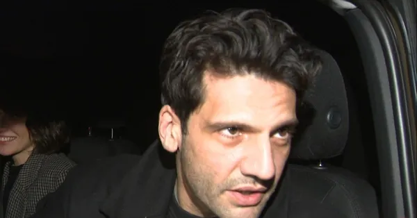 Neye uğradığını şaşırdı! Sevgilisi Burcu Denizer ile mekan çıkışında görüntülenen Kaan Urgancıoğlu’ndan talihsiz kaza