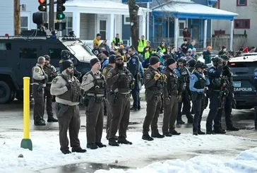 ABD’de ICE ajanları silahsız kadını öldürdü! Trump savundu halk sokağa döküldü