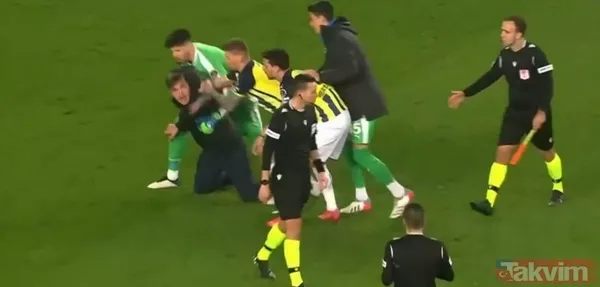 Fenerbahçe - Trabzonspor derbisinde saha karıştı! Hakem Zorbay Küçük'ün üzerine yürüyen taraftarı futbolcular engelledi - 7