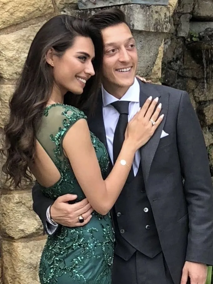 mesut-ozilden-33-yasina-giren-amine-gulseye-romantik-kutlama-1777644939043.jpg Mesut Özil’den 33 yaşına giren Amine Gülşe’ye "Ömrüm" mesajı! 3 çocuklu mutluluğun romantik zirvesi...-4