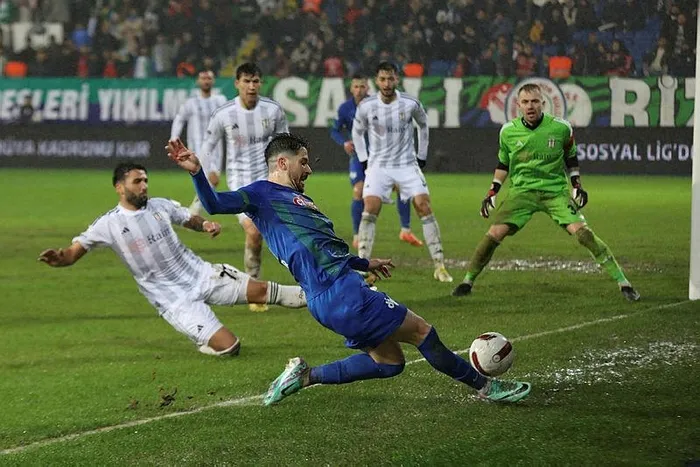 besiktas-caykur-rizeyi-4-0-yendi-yeni-hocasi-fernando-santosa-hos-geldin-hediyesi-verdi-1704841396073.jpeg