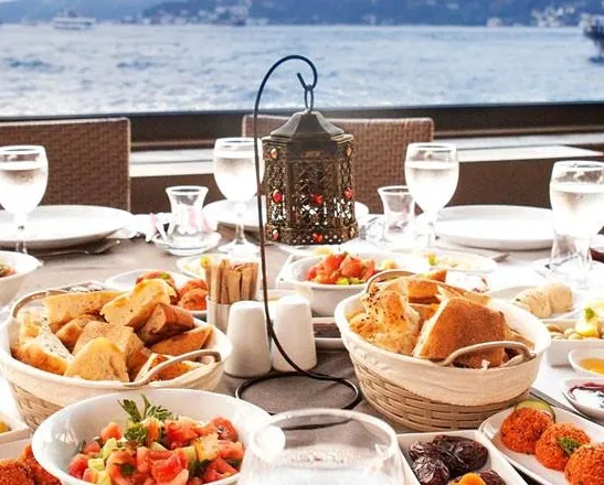 Ana yemek için 1 saat bekleyin