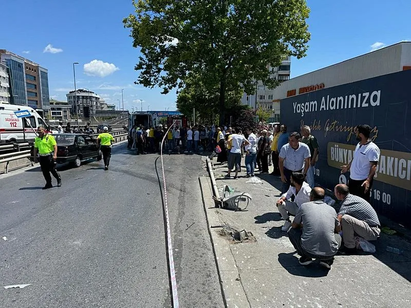 Avcılar'da otomobil kaldırımdaki yayalara çarptı: 5 kişi yaralandı-1